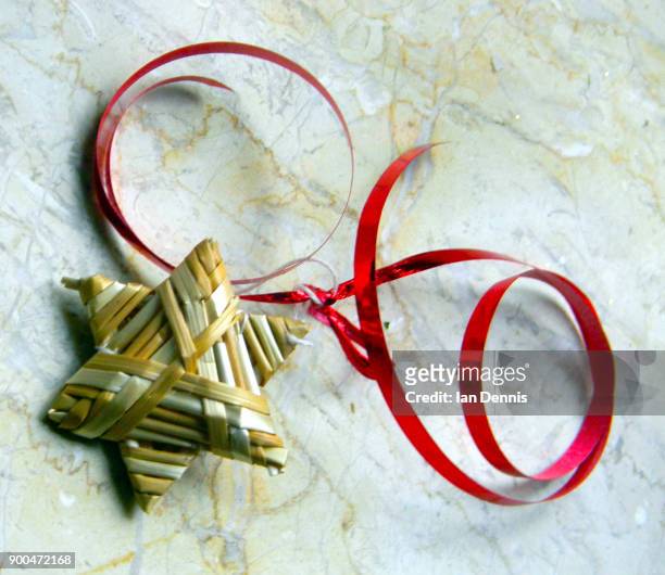 christmas star corn dolly on metallic red ribbon homemade - dolly golden fotografías e imágenes de stock
