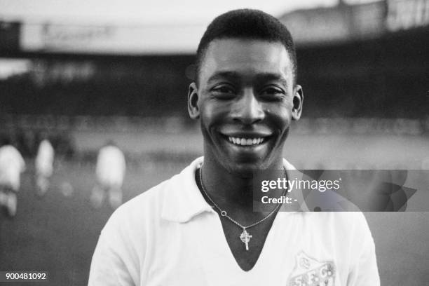 Brazilian striker Pelé, wearing his Santos jersey, smiles before playing a friendly soccer match with his club against the French club of "Racing",...