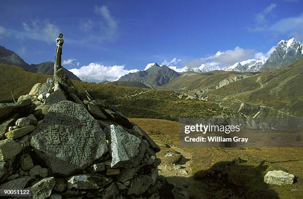 mani stones gokyo valley 4360m nepal - gokyo valley stock pictures, royalty-free photos & images