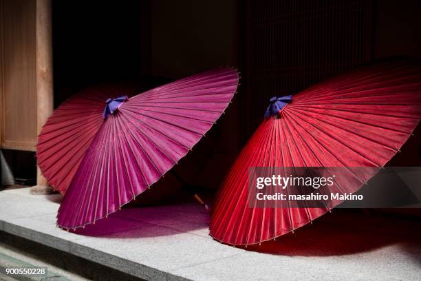 japanese umbrellas - papierschirm stock-fotos und bilder