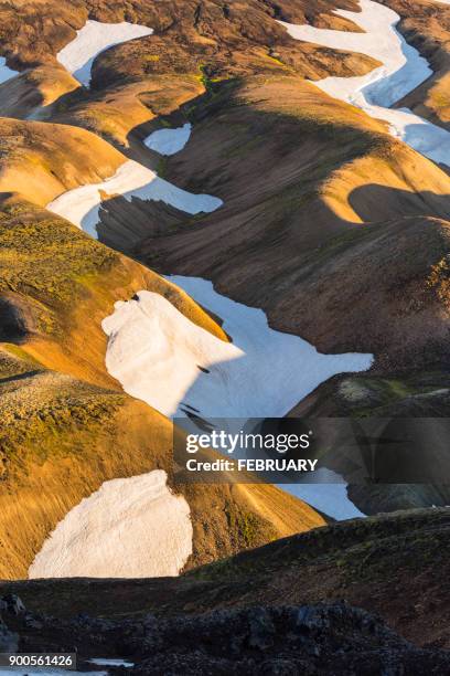 landscape of landmannalaugar - markierung für tiere stock-fotos und bilder