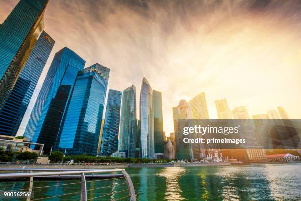 blick auf die skyline von singapur innenstadt cbd - singapore flyer stock-fotos und bilder