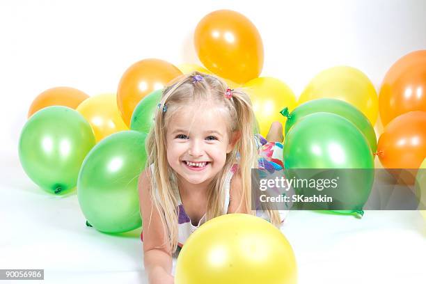 fun baloons - child balloon studio photos et images de collection
