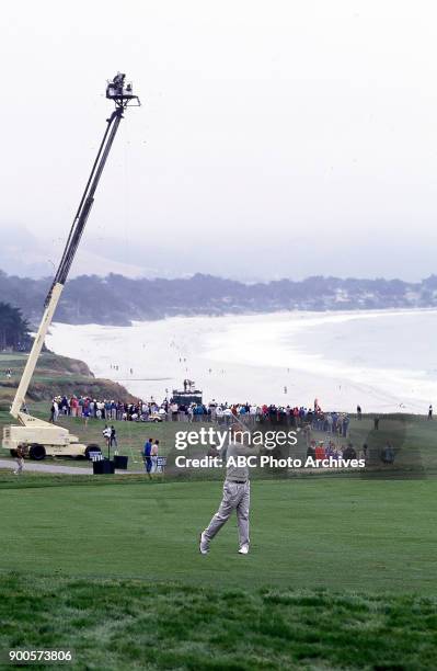 Curtis Strange golfing.