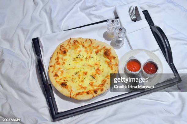room service pizza - servicio de habitaciones fotografías e imágenes de stock