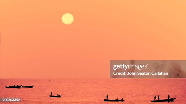 sunrise fishing in the bay of bengal - fata morgana stock-fotos und bilder