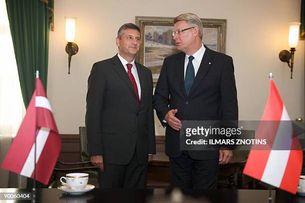 Austrian Foreign Minister Michael Spindelegger and President of Latvia Valdis Zatlers talk ahead their meeting in Riga on August 25, 2009. AFP...