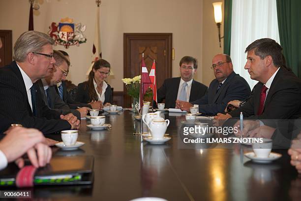 Austrian Foreign Minister Michael Spindelegger and President of Latvia Valdis Zatlers shake hands ahead their meeting in Riga on August 25, 2009. AFP...