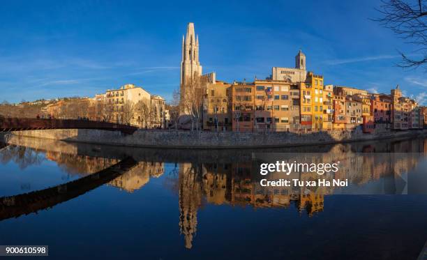 girona riverside reflection - rivière onyar photos et images de collection