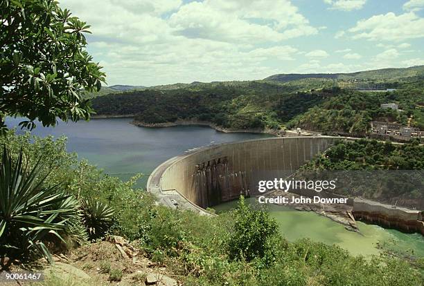 kariba hydroelectric dam across zambezi river, lake kariba, kariba, zimbabwe - kariba dam stock pictures, royalty-free photos & images