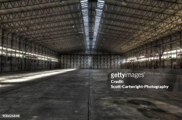 empty hanger - hangar stockfoto's en -beelden