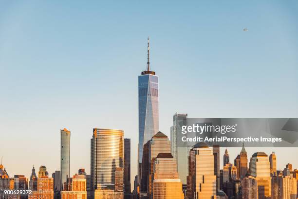 skyscrapers in manhattan, new york in sunlight - one world trade center foto e immagini stock