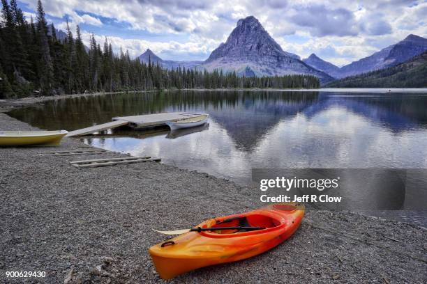 kayaks in montana too - two medicine lake montana photos et images de collection