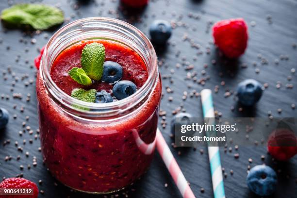 färska friska blåbär hallon och chia frön smoothie - smoothie bildbanksfoton och bilder