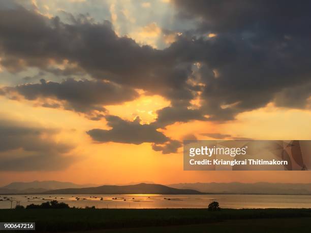 beautiful sunset sky at kraseaw dam, suphanburi, thailand. - province de suphanburi photos et images de collection