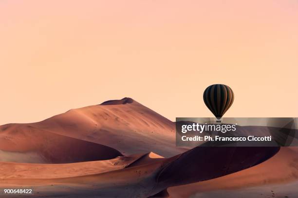 namibia's dunes in namib-naukluft national par - duna - fotografias e filmes do acervo