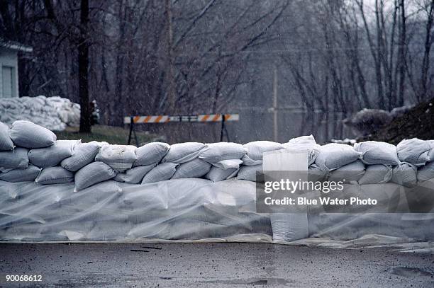 sandbags along river, spring flood, mn - sandbag - fotografias e filmes do acervo