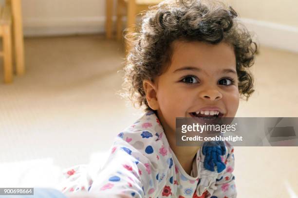 niño feliz (3-4) en casa - onebluelight fotografías e imágenes de stock