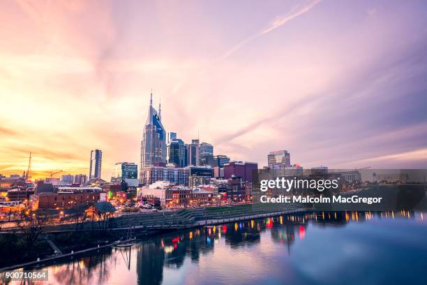 nashville skyline at sunset - nashville fotografías e imágenes de stock