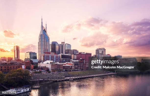 nashville skyline at sunset - nashville fotografías e imágenes de stock