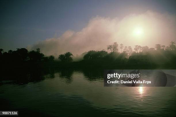 atmospheric shot on the nile, mist and sunrise, egypt - valla stockfoto's en -beelden