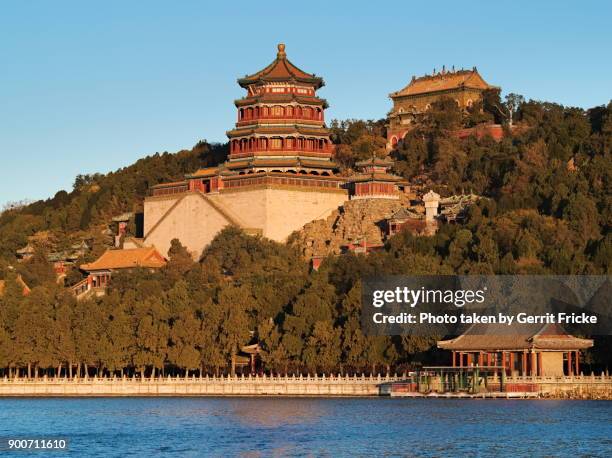 beijing summer palace and tower of buddhist incense (佛香阁） - parkanlage stock pictures, royalty-free photos & images