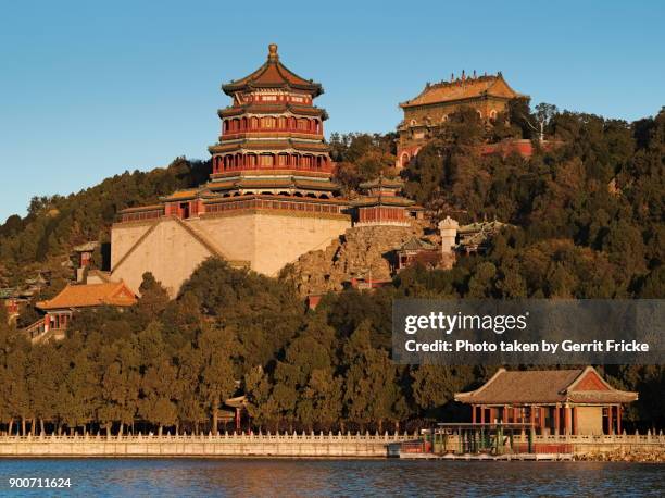 beijing summer palace and tower of buddhist incense (佛香阁） - parkanlage stock pictures, royalty-free photos & images