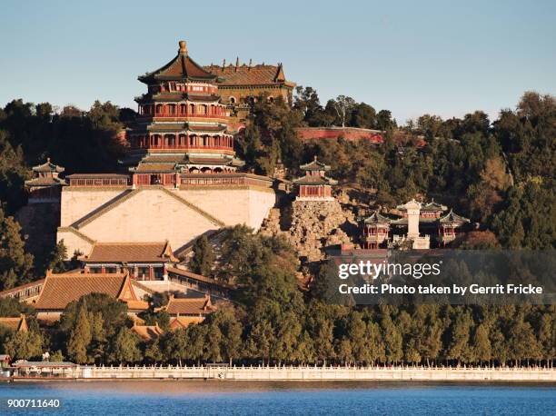 beijing summer palace and tower of buddhist incense (佛香阁） - ostasien imagens e fotografias de stock