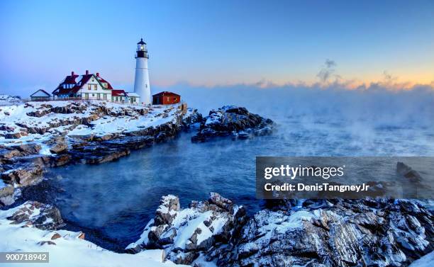 portland head lighthouse eismeer rauch - region new england stock-fotos und bilder