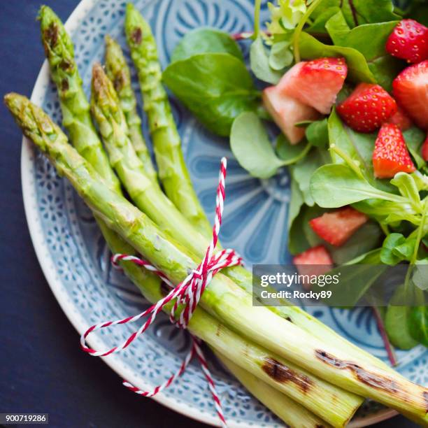 délicieuses asperges vertes - asparagus des fleuristes photos et images de collection