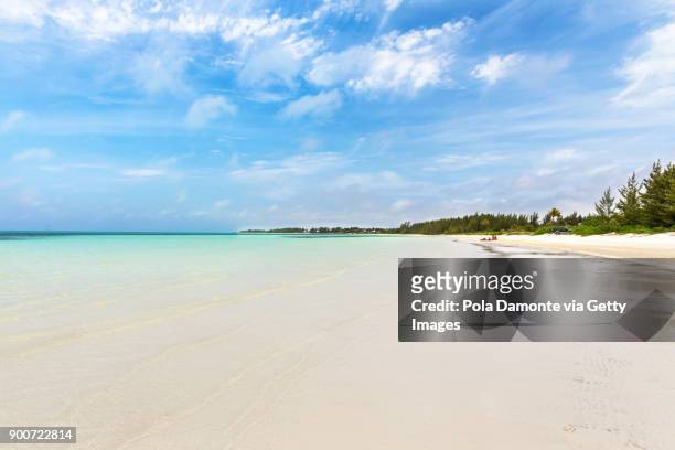 beautiful beach in bahamas, caribbean ocean and idyllic islands in a sunny day - freeport bahamas stock pictures, royalty-free photos & images