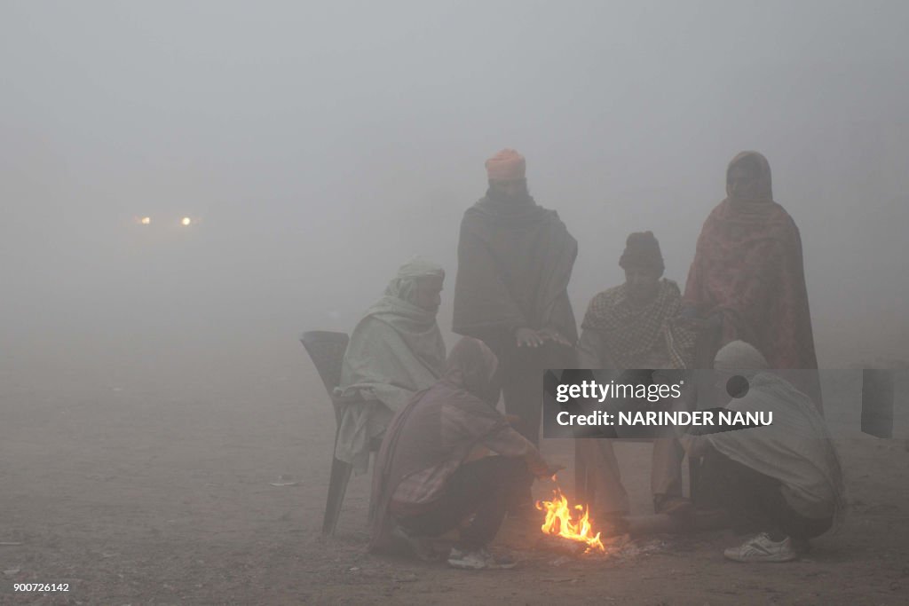 TOPSHOT-INDIA-WEATHER-COLD-FOG