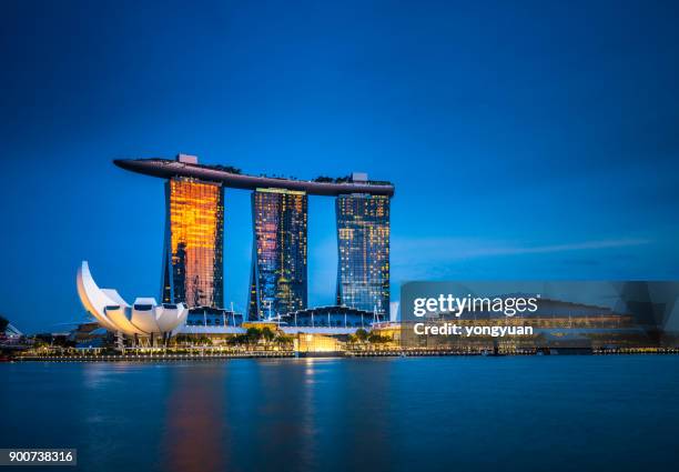 marina bay sands en la oscuridad - marina bay sands fotografías e imágenes de stock