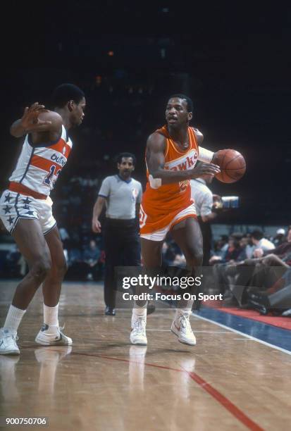 Eddie Johnson of the Atlanta Hawks dribbles the ball against the Washington Bullets during an NBA basketball game circa 1982 at the Capital Centre in...