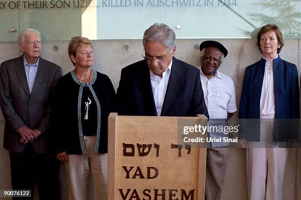 Delegation including US president Jimmy Carter,Gro Harlem Brundtland, Brazilian President Fernando Henrique Cardoso, South African Archbishop...