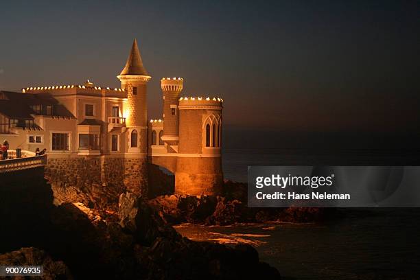 wulff castle at night, chile - viña del mar stockfoto's en -beelden