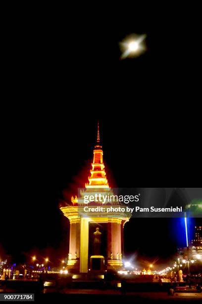 moon rising above statue of king norodom sihanouk, phnom penh, cambodia - cambodian royalty ストックフォトと画像