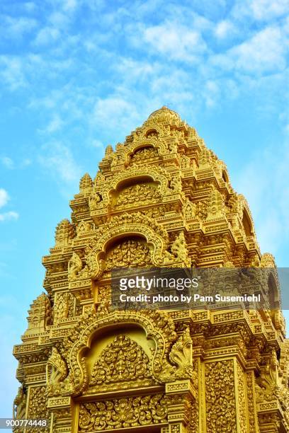 close-up wat ounalom, golden stupa, phnom penh - wat ounalom stock pictures, royalty-free photos & images
