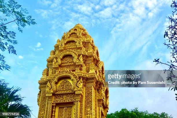 close-up wat ounalom, golden stupa, phnom penh - wat ounalom stock pictures, royalty-free photos & images