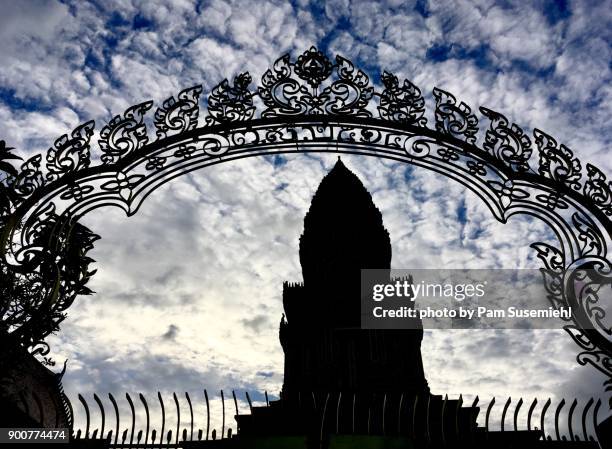 wat ounalom, gate arch & stupa silhouette, phnom penh, cambodia - wat ounalom stock pictures, royalty-free photos & images