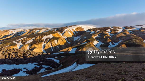 landscape of landmannalaugar - markierung für tiere stock-fotos und bilder