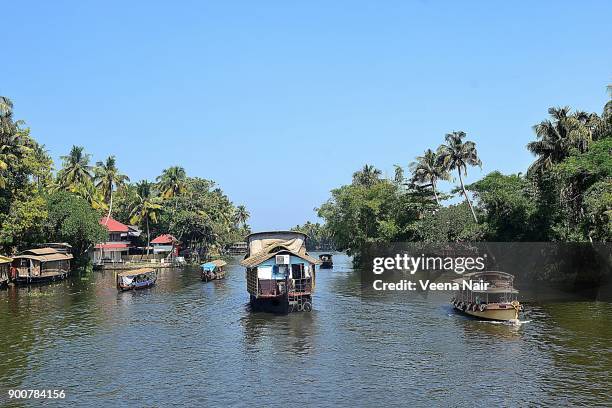 alleppey backwaters/alappuzha/houseboat-vembanad lake-kerala - vembanad lake stockfoto's en -beelden