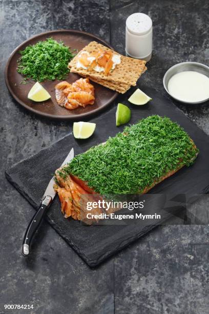 gravlax with dill - graved lachs stock-fotos und bilder