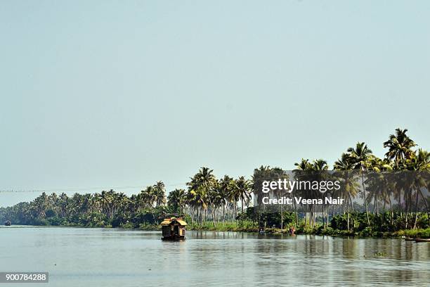 alleppey backwaters/alappuzha/houseboat-vembanad lake-kerala - vembanad lake stockfoto's en -beelden