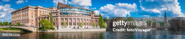 panorama de repères de stockholm riksdagshuset parlement maison gamla stan riddarholms suède - sveriges riksdag photos et images de collection