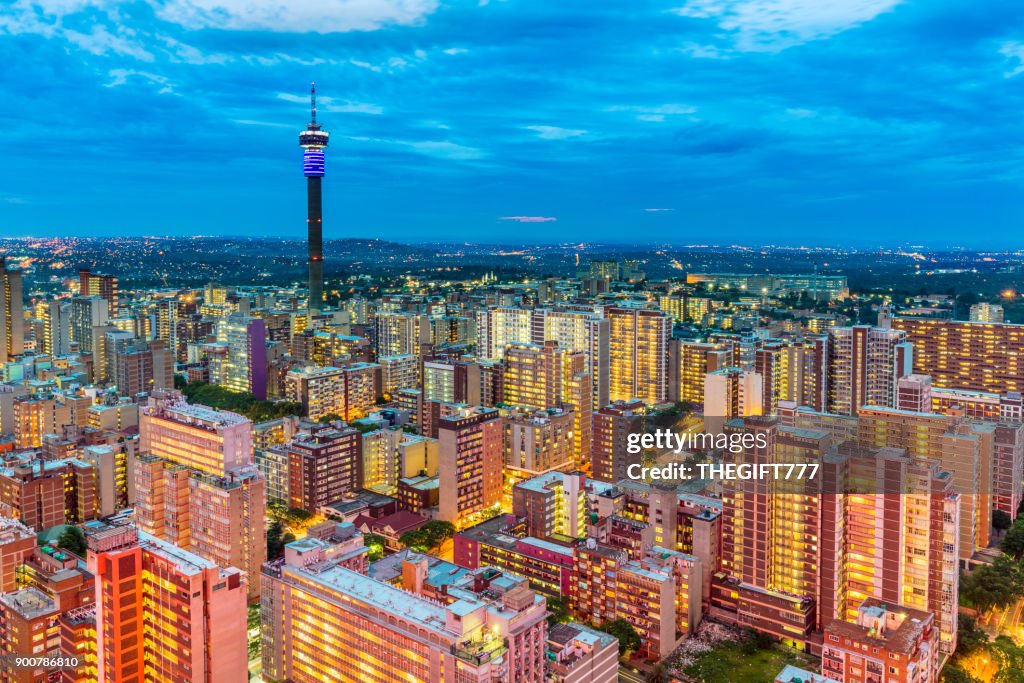 Cidade do sol de Joanesburgo com torre de Hillbrow