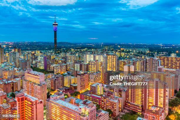 johannesburg sunset cityscape with hillbrow tower - joanesburgo imagens e fotografias de stock