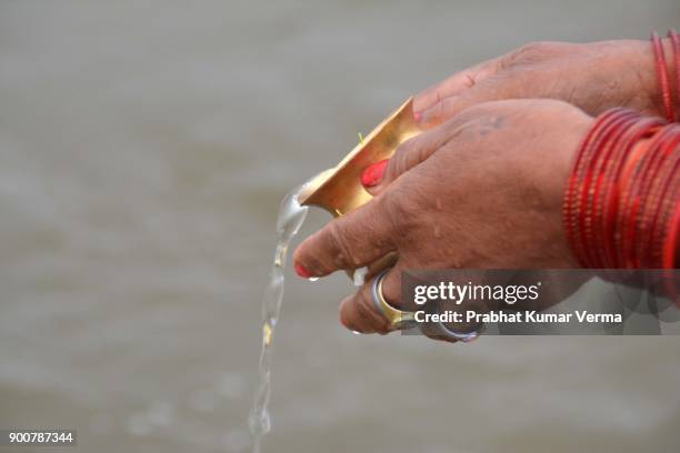 india-paush purnima bathing day during magh mela festival - makar sankranti 個照片及圖片檔