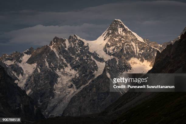 masherbrum or k1 mountain peak in karakoram range, k2 trek, pakistan - skardu stock-fotos und bilder