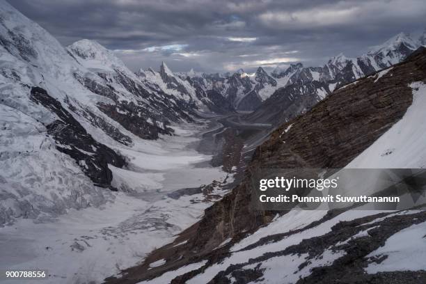 karakoram mountains from top of gondogoro la, k2 trek, pakistan - skardu stock-fotos und bilder